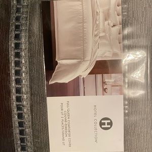 Brand new queen duvet set by Hotel Collection